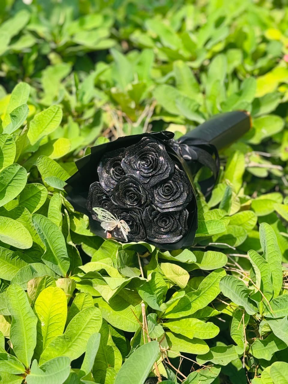 Noir Whisper Bouquet ( 10 Flowers )